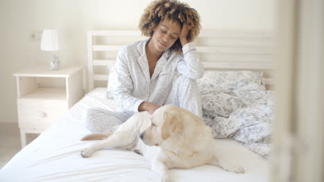 Frau-und-Ihr-Hund-Ruhen-Im-Bett