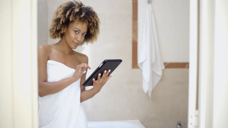 Mädchen-In-Badetüchern-Mit-Touchpad