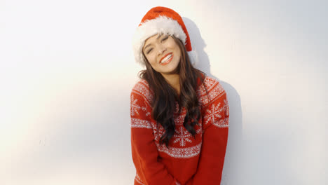 Schönes-Mädchen-In-Weihnachtsmütze-Und-Rotem-Wollpullover