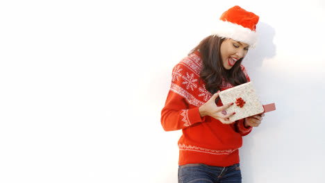 Brünette-Mädchen-In-Weihnachtsmann-Hut-öffnen-Geschenk