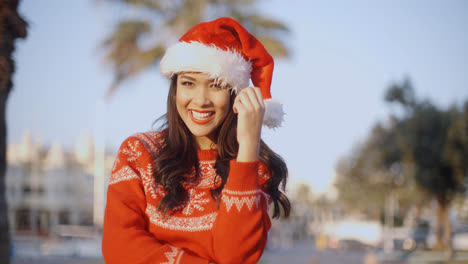 Schönes-Mädchen-In-Weihnachtsmannmütze-Lächelnd