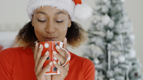 Junge-Frau-Genießt-Heißen-Kaffee-Zu-Weihnachten-Coffee