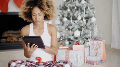 Junge-Frau,-Die-An-Weihnachts-Social-Media-Teilnimmt