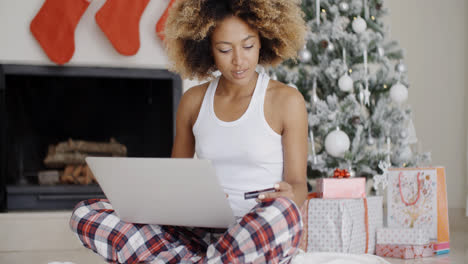 Junge-Frau,-Die-Zu-Weihnachten-Online-Einkauft