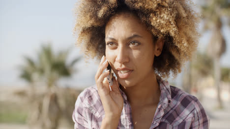 Mujer-Hablando-Con-Teléfono-Móvil