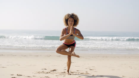 La-Mujer-Está-Haciendo-Yoga-En-La-Playa