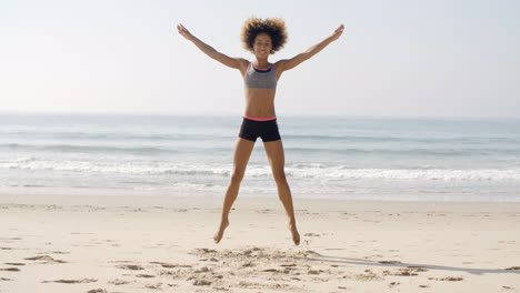Mujer-En-Forma-Saltando-En-La-Playa