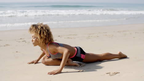 Frau-Praktiziert-Yoga-Am-Strand