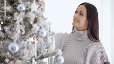 Hübsche-Junge-Frau-Schmückt-Ihren-Weihnachtsbaum