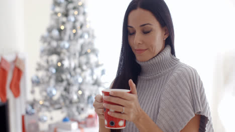 Frau-Genießt-Eine-Tasse-Weihnachtskaffee