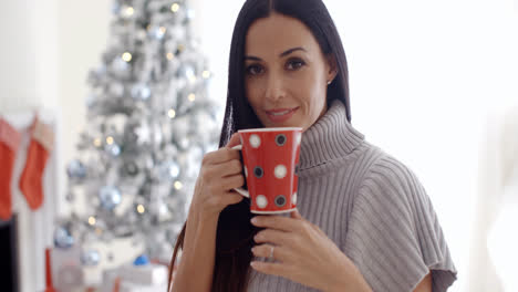 Frau-Genießt-Eine-Tasse-Weihnachtskaffee