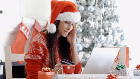 Junge-Frau-Bestellt-Weihnachtsgeschenke-Online