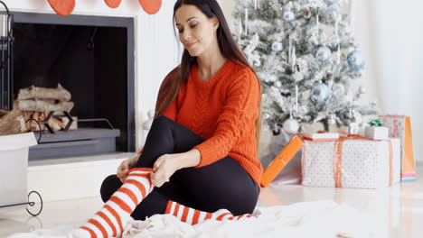 Trendy-gorgeous-young-woman-relaxing-at-Xmas