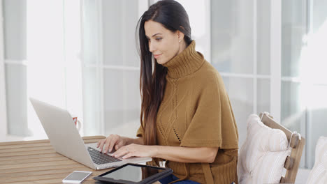 Mujer-Atractiva-Sentada-Escribiendo-En-Una-Computadora-Portátil