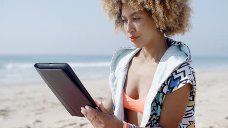 Afroamerikanisches-Mädchen-Mit-Tablet-PC-Am-Strand