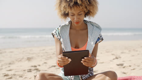 Mädchen-Benutzt-Tablet-PC-Am-Strand