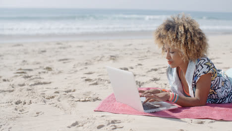 Frau-Am-Strand,-Die-An-Einem-Laptop-Arbeitet