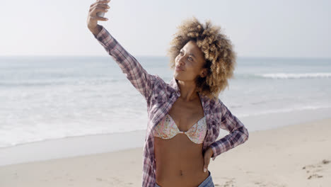 Frau-Posiert-Für-Ein-Selfie-Am-Strand