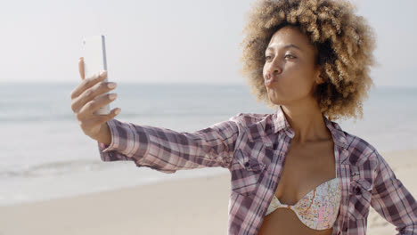 Junges-Mädchen-Am-Strand,-Das-Selfie-Mit-Dem-Smartphone-Macht.