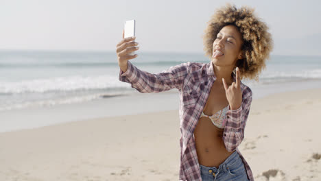 Mujer-Joven,-Hacer,-Selfie,-En-La-Playa