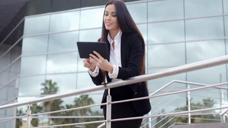 Young-businesswoman-browsing-on-her-tablet