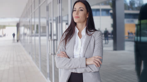Confident-business-woman-with-folded-arms