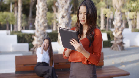 Junge-Geschäftsfrau-Die-Im-Freien-Ein-Tablet-Verwendet