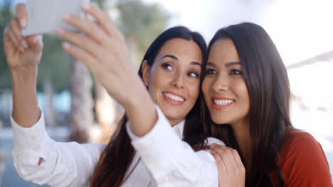 Hermosas-Mujeres-Jóvenes-Con-Estilo-Posan-Para-Una-Selfie