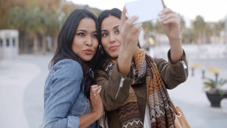 Zwei-Wunderschöne-Frauen-Posieren-Für-Ein-Selfie