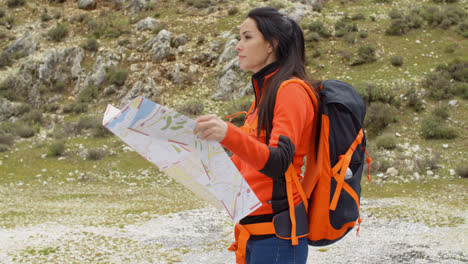 Mujer-Joven,-Excursionismo,-Utilizar,-Un,-Mapa