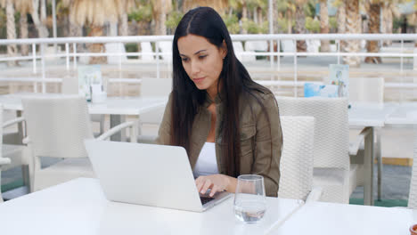 Young-businesswoman-working-outdoors-on-a-laptop