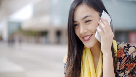 Sonriente-Mujer-Feliz-Usando-Un-Teléfono-Móvil