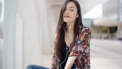 Mujer-Joven-De-Moda-Escuchando-Música-En-La-Ciudad.