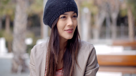 Cute-smiling-young-woman-in-knitted-hat