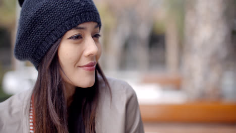 Cute-smiling-young-woman-in-knitted-hat