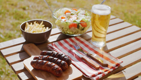 Grillwürstchen-und-Salate-Für-Ein-Sommerpicknick