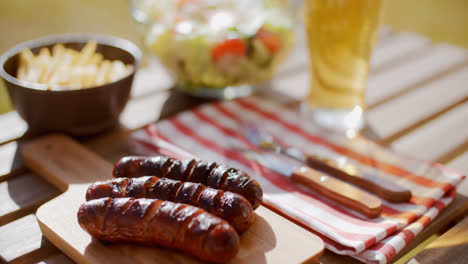 Grilled-sausages-and-salads-for-a-summer-picnic