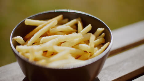 Schüssel-Mit-Frisch-Frittierten-Kartoffelchips