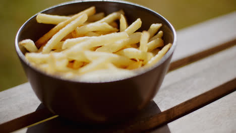 Bowl-of-freshly-fried-potato-chips
