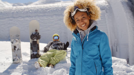 Lindo-Esquiador-Frente-A-Un-Amigo-En-La-Nieve