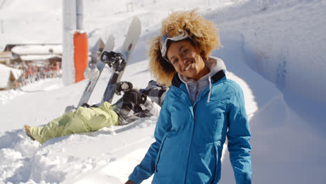 Zwei-Skifahrer-Mit-Ausgestreckten-Armen-Im-Schnee