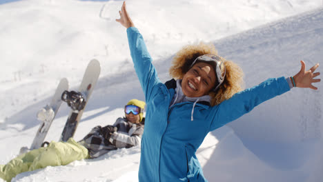 Erfolgreiche-Skifahrerin-Neben-Mann-Im-Schnee