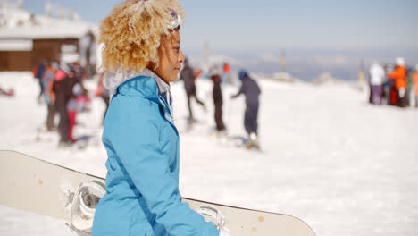 Mujer-Joven-De-Moda-Llevando-Su-Tabla-De-Snowboard