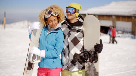 Liebevolles-Junges-Paar-Posiert-Mit-Snowboards