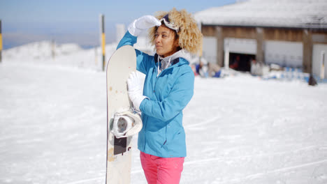 Attraktive-Junge-Frau-Posiert-In-Einem-Skigebiet