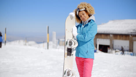 Attractive-young-woman-posing-at-a-ski-resort
