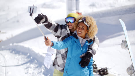 Divertida-Pareja-Joven-Posando-En-La-Nieve-Para-Una-Selfie