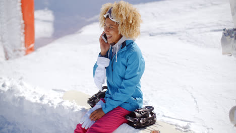 Laughing-woman-chatting-on-her-mobile-in-snow