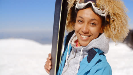 Nachdenkliche-Junge-Frau-Steht-Mit-Ihren-Skiern