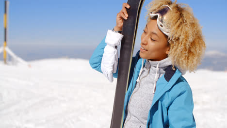 Beautiful-woman-holding-skis-with-copy-space